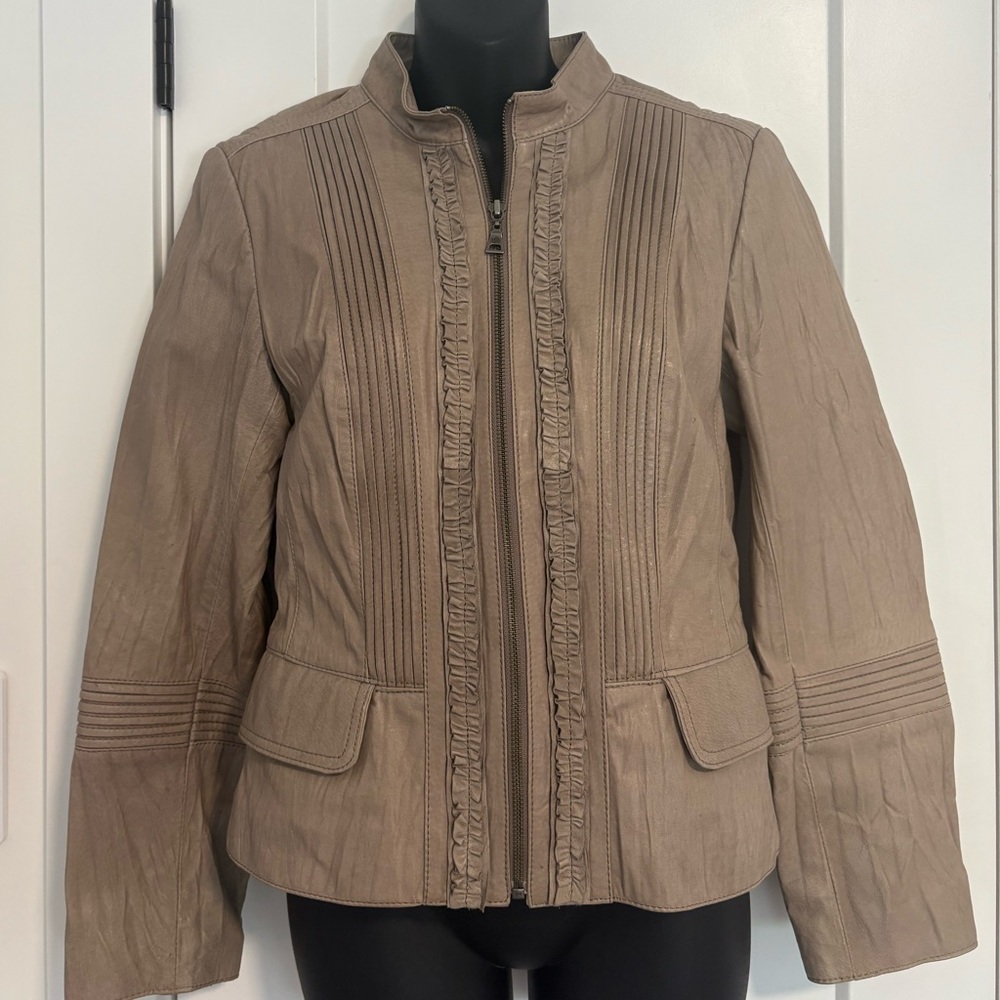 Danier Beige Tan Zip up Leather Jacket Women's Size Small‎
